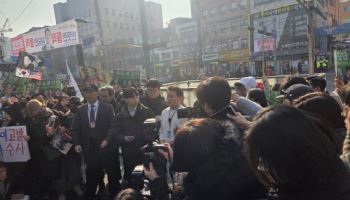 전한길, '李 명예훼손' 첫 소환…"난 법 없이도 산 사람"