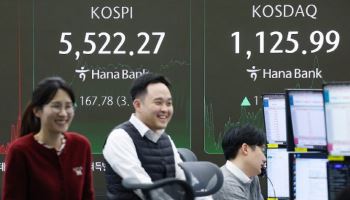 코스피 5500 돌파…‘HBM4 첫 양산 출하’ 삼전 6% 강세(마감)