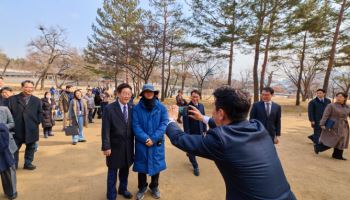 李대통령, 참모·기자들과 깜짝 오찬…경복궁 산책도