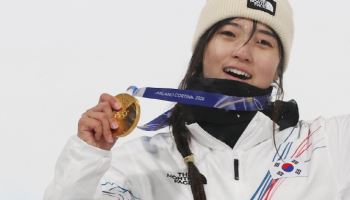 '두 번의 추락 넘어선 금메달' 최가온 "어디 하나 부러진줄 알았죠"