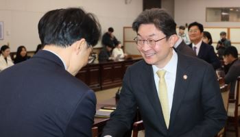 이억원 금융위원장, 설 맞이 전통시장 찾아 민생금융지원 직접 설명