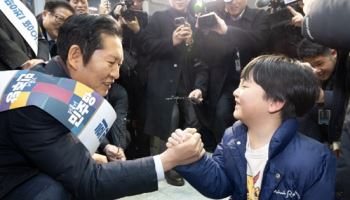 민주당, 설 연휴 앞두고 용산역 귀성 인사…정청래 "작년 설과 달라"