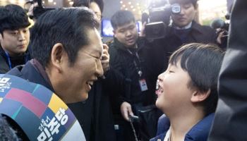설 앞둔 여야, 귀성 인사·도시락 봉사 속 신경전