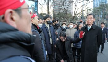 기업은행 노조, 신임 행장 출근 저지 종료…"임금체불 정상화 합의"