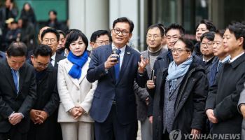 與 "송영길 전 대표 무죄, 진실 바로 서…민주당 복당 입장 환영"