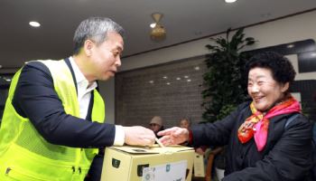 NH투자증권, 설맞이 취약계층 급식 봉사…우리쌀 선물세트 150개 전달