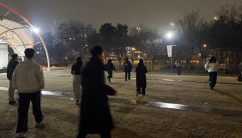 "심장 터질 것처럼 즐거워요"…오프라인 게임에 빠진 청년들