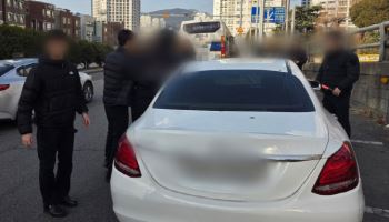 경찰 기동대 버스 앞에서 '비틀'…만취 운전 30대 남성 검거