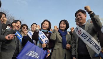 '명심 잡아라' 모란시장 찾은 추미애·한준호