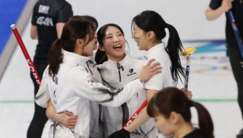 '승부수 통했다' 한국 여자 컬링, 일본 꺾고 4강행 불씨
