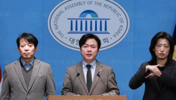 설에도 여야 부동산 공방…"장 대표 끝까지 다주택자?" vs "대통령만 착한 비거주자?&qu...