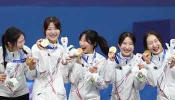 갈등 딛고 하나된 한국 女쇼트트랙, 금메달보다 더 빛난 '원팀'