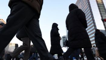 “나 빼고 다 월 400만원 번다고?”…절반은 300만원 미만