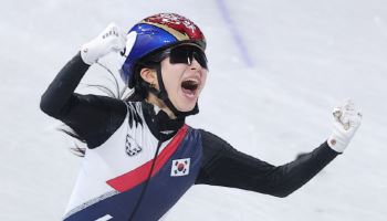 한국 女쇼트트랙, 3000m 계주서 금빛 질주...8년 만에 정상 탈환