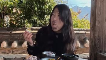 “너무 슬퍼서 다시 구독했다”…충주맨 향한 ‘오열 먹방’이 남긴 것