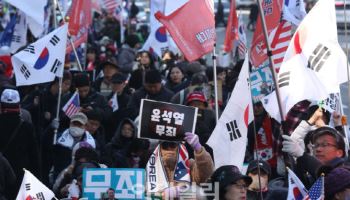 "지귀연 야 이 개XX야"…`尹 내란` 선고, 격분한 지지자들