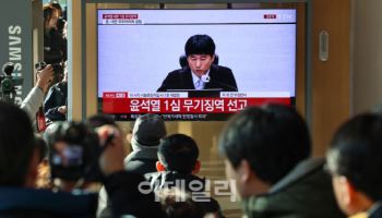 "성경 읽는다는 이유로 촛불 훔쳐선 안돼"…계엄 정당성 부정한 尹 재판부
