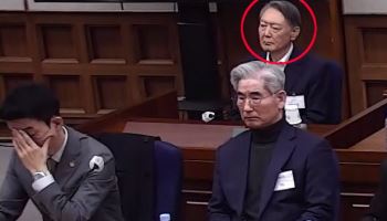 윤석열, '무기징역' 선고에 무표정…"이게 재판이냐" 지지자 절규