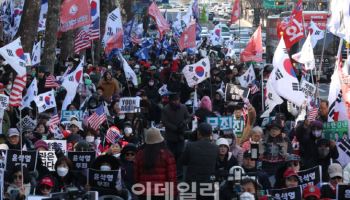 "정치재판" 욕설 vs "역사적 단죄" 자축…尹 선고에 아수라장