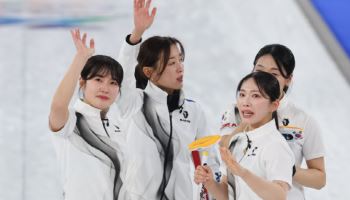 펑펑 눈물 쏟은 여자 컬링 대표팀 “마지막 아니길 바랐는데...”