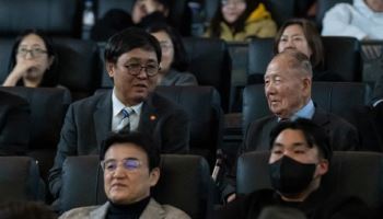 '88세 신인 감독' 김동호… 첫 연출작에 최휘영·박보검 기립박수