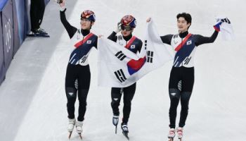'황대헌 막판 추월' 한국 男쇼트트랙, 5000m 계주 극적 은메달