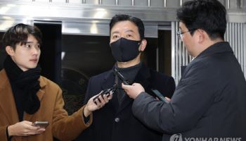 경찰, '해군 선상파티' 김성훈 前경호차장 피의자 소환조사