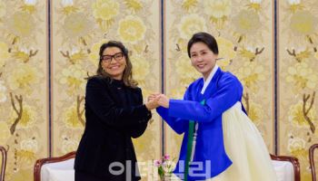 한·브 영부인, 韓 전통 공예품 감상