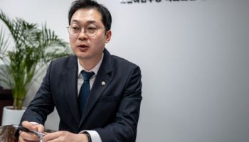 "대형마트vs전통시장 구도 탈피…온·오프 상생 생태계 조성 나서야"