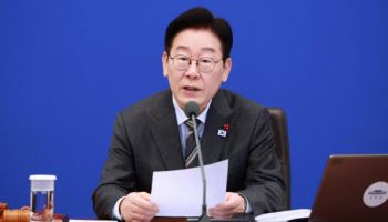 李 "비싸다" 지적에 '100원 생리대' 등장…"깨끗한나라, 감사"