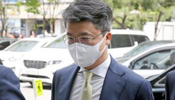 "법카로 직원 선물 구매 횡령?"…박현종 전 bhc 회장 첫 재판서 부인