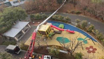 ‘쾅’ 놀이터 덮친 60m 이삿짐 사다리차…아찔했던 순간