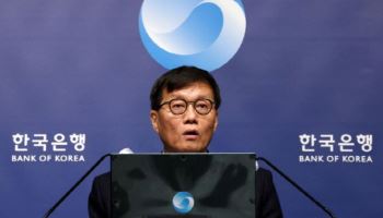 반도체 훈풍 속 부동산·환율 발목…한은, 연 2.5%로 6연속 금리 동결(상보)