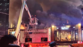 서울 북창동 식당 화재…“붕괴 우려, 완진까지 2~3시간"