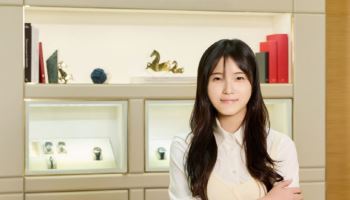 '올림픽 타임키퍼' 오메가, '첫 金' 최가온에 올림픽 시계 공식 전달