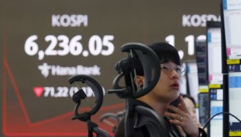 "개인 매수vs외국인 매도" 코스피 하락 지속…새만금 가는 현대차 '강세'
