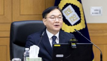 與, 법원행정처장 사퇴에 "그런 결기면 대법관직 사퇴해야"