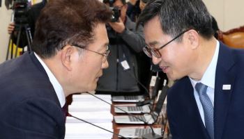 송영길 출판기념회 참석한 김동연 "산을 만나면 길 내는 정치인"