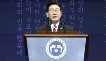 李 “평화체제로 전환”…3·1절 기념사서 남북 대화 재개 의지