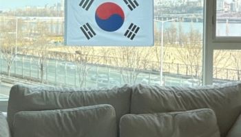 김준호·김지민 부부, 3·1절 의미 되새겼다…태극기 인증