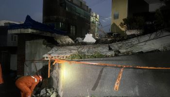 '외장재 떨어지고 가로등·나무 쓰러지고', 부산·제주 강풍에 휘청