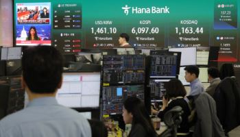 주식 4% 급락·외국인 3조원 순매도…환율 1470원 돌파 위협