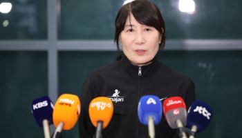 이란 女 배구 사령탑 이도희 귀국... "빠른 대처 덕에 무사 귀국"