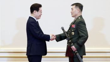 李대통령 "軍 정치적 중립 확고히 해달라"