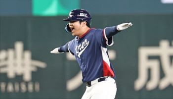 '이정후 적시타-문보경 2타점 2루타' 한국, 일본에 3-0 리드