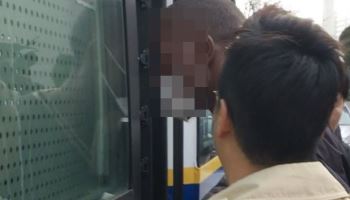 "케냐 갈 돈 없어서" 난민, 알바생 입에 수저 7개 욱여넣어 