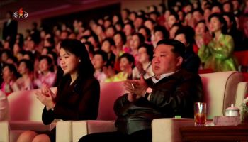 김정은, 주애와 국제부녀절 공연 관람…"사회주의 발전 여성 역할 중요"