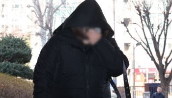 얼굴 꽁꽁 숨긴 채...포르쉐 운전자 공범 '묵묵부답'