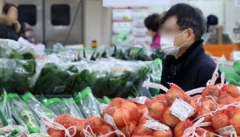 “장 보기 무섭네”…기름값 이어 밥상물가도 뛰었다