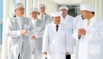 신한은행, K-뷰티 선도기업 방문…'생산적 금융' 지원 강화